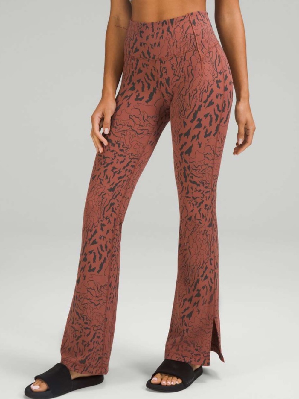 44. Size 8 LULULEMON Patterned Groove Super-High-Rise Split-Hem Flare Pant Nulu